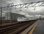 Serie 281: Von Maibara westlich von Kyôto her kommt der Flughafenzug 281-2; Durchfahrt durch Kusatsu, 20.Juni 2011.
