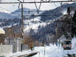 An der Ôito-Linie von Itoigawa am Japanischen Meer hinauf in die Bergdörfer: Triebwagen KIHA 120-354 im Abstieg aus dem Bergdorf Minami Otari; bis hierher war der Verkehr elektrisch. 3.März 2013 