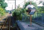 Der Alleinfahrer KUMOHA 42 001 (クモハ42001) im Spiegel an der Haltestelle Hamagôchi, 6.Oktober 2001.
(Zur Bezeichnung: KU=elektr.Triebwagen mit Führerstand; MO=mit elektrischem Motor; HA=gewöhnliche, nicht Luxus-Sitzplätze)
