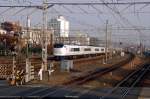 Serie 281: Von Kyôto herkommend fährt kurz vor Ôsaka der Flughafen-Express mit Steuerwagen kuha281-9 durch Higashi Yodogawa, 28.September 2005.