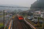 Regentropfen, Dunst und Nebel - so präsentierte sich das westliche Hochland in Japan bei der Ausfahrt des Regionalzugs aus Kamenokô (2 Dieseltriebwagen, KIHA 47 + KIHA 40). 8.November 2017. 