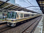 Osaka JR West Zug 33 mit einem  Rapid Service  nach Yamatoji in der Station Tennoji, 01.05.2024.