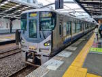 Osaka JR West Zug HF414 mit einem  Rapid Service  zum Kansai Airport in der Station Tennoji, 01.05.2024.