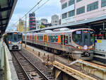 Osaka Loop Line JR West Zug LS21 mit einem  Local  nach Tennoji neben Rapid Express zum Kansai Airport in der Station Kyobashi, 29.04.2024.