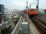 Serie 103: Die Züge der Osaka-Ringbahn sind orange gestrichen. In dieser erdrückenden Betonwüste fährt ein Zug mit Schlusswagen KUHA 103-831 aus der Station Imamiya aus, 4.März 2009. 
