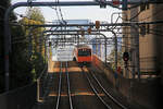 Die  normale  Farbgebung der Züge der Sakurajima-Linie in Ôsaka war orange. Hier kommt Zug 201-137 bei Ajikawaguchi entgegen. 28.März 2017 