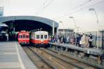 Fremde Züge auf der Keikyû-Linie: Schon lange gelangen Züge der Städtischen U-Bahn Tokyo (Asakusa-Linie) auf die Strecken des Keikyû-Konzerns. Im Bild vom 15.Februar 1980 stehen im Keikyû-Bahnhof Shinagawa links ein alter Keikyû-Zug (Nr.1017, Serie 1000 Erste Generation) und rechts Zug 5017 der Städtischen U-Bahn Tokyo nebeneinander. Der U-Bahnzug gehört zu der ab 1960 gebauten Serie 5000, die bis 1995 ausgemustert wurde. 