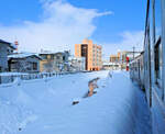 Ôwani-Linie, eine kleine Bahn vor dem Ende: Einfahrt in die nördliche Endstation Hirosaki Chûô, 11.Februar 2013 