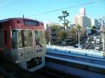 Keiô-Konzern, Inokashira-Linie, neue Serie 1000: Der rosarote Zug Nr.24 (ostseitiger Endwagen 1774) hoch über der Strasse in Tokyo-Takaido, 25.November 2009.