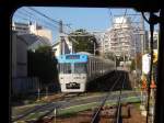 Mit der neuen Serie 1000 der Inokashira-Linie nach Tokyo hinein: Der blaue Zug Nr.21 (Endwagen 1771) bei Tokyo-Kichijôji, 25.November 2009.