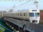 Die neue Serie 1000 der Inokashira-Linie: Der weisse Zug Nr. 30 (nordseitiger Endwagen 1730) in Tokyo-Takaido, 25.November 2009. 