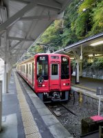Series 2000 Lokalzug der privaten Nankai-Gesellschaft auf der Kōya Line von Gokurakubashi nach Hashimoto, wo man Anschluss an Zge in Richtung Osaka hat.
