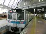 Odakyū Series 1000 EMU im Bahnhof von Odawara vor der Abfahrt als Express in Richtung Tokyo Shinjuku.