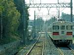 Sanyô-Konzern: Im flimmernden Gegenlicht zeigt sich das Auf-und-Ab der Strecke einer derartigen S-Bahn. Steuerwagen 3604 (Zug 3008) von 1967 vor Fujie, 23.März 2014. 