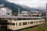 Altbautriebzüge des Tôbu-Konzerns: Die Zweiwagenkomposition 5503 mit neuem Wagenkasten in der Tôbu-Station von Nikkô, tief in den Bergen 135,5km von Tokyo entfernt. 30.April 1978.
