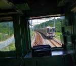 Tôbu-Konzern Serie 1xxxx: Weit draussen auf dem Land im Nordwesten von Tokyo legt sich ein entgegenkommender Zug in die Kurve, geführt von der 4-Wageneinheit 11454 (nordseitiger Endwagen