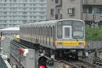 Serie 5050 der U-Bahn Nagoya Higashiyama Linie, am 07.05.2023, Haltestelle Fujigaoka.