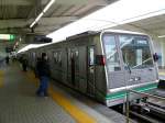 U-Bahn Osaka: Chûô-Linie, ein neuerer Zug der Serie 24 (4 6-Wagenzüge, gebaut 1990-1998) in Osaka-Kujô, 4.März 2009.