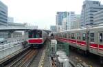 U-Bahn Osaka: Midôsuji-Linie, die wichtigste Nord-Süd-Verbindung durch die Stadt; 750V Gleichstrom ab 3.Schiene, 1435mm-Spur, eröffnet 1933-1987. Züge der Serie 10 (23 10-Wagenzüge, 1979-1989). Ein Zug mit Wagen 1110 zuhinterst verlässt gerade Shin-Osaka, während ein Gegenzug einfährt, 4.März 2009. 