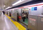 Marunouchi-Linie, Tokyo Metro: Blick ins Innere eines Wagens. Gut sichtbar sind die neuen Absperrschranken, die sich gleichzeitig mit den Türen öffnen und schliessen, um wartende Fahrgäste bei grossem Gedränge besser zu schützen. Minami Asagaya, 5.März 2013. 