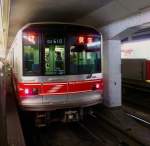 Marunouchi-Linie, Tokyo Metro: Serie 02, Zug Nr. 10 (1988) in Minami Asagaya. Automatische Absperrtore am Bahnsteigrand tragen viel zur erhöhten Sicherheit bei. 5.März 2013. 