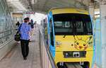 Die Monorail von Naha, Hauptstadt von Okinawa: Die Verkehrsbetriebe in Okinawa sind in Japan die einzigen, in denen das Personal nicht die steifen, streng autoritär geschnittenen Uniformen trägt. Hier der Wagenführer des Monorail-Zuges 1116+1216 an der Endstation Naha Flughafen. 22.April 2023 