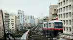 Die Monorail von Naha, Hauptstadt von Okinawa: Zug 1111 in der Innenstadt von Naha. 22.April 2023 