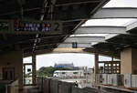 Die Monorail von Naha, Hauptstadt von Okinawa: Zug 1112 verlässt die Station Shuri.