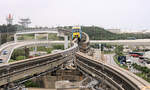 Die Monorail von Naha, Hauptstadt von Okinawa: Zug 1116 bei der Ausfahrt aus der Endstation Naha Flughafen, mit Blick auf die imposante Monorail-Weiche. 22.April 2023 