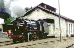 03-002(ehem.Sdbahnlok 109.38 WLF 1914)anlsslich einer Fahrt auf der Wocheinerbahn(Strategische Bahn)im Mai 1989 vor dem durchgngigen Lokschuppen in Pula(Kroatien) Archiv P.Walter