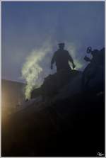 The Fog - Lokfhrer Rudi berprft die Borsig 06-018 im Heizhaus in Jesenice.