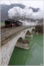 SZ 06 018 (Borsig Baujahr 1930) fhrt mit dem Weihnachtssonderzug 15002 von Ljubljana nach Maribor, hier bei der Querung der Savinja in Zidani Most(Steinbrck).