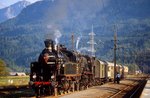 Auf der Rückfahrt von der Wocheinerbahn nach Faak am See warten 17-006 und 03-002 der JZ im Sommer 1988 eine Zugkreuzung im Bahnhof Ledenitzen ab