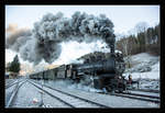 SZ 25-026 fährt mit einem Weihnachtszug von Maribor nach Dravograd, hier zu sehen bei der Ausfahrt aus Vuzenica. 
19.12.2017