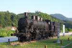 Jz Schlepptender Dampflok 25002 wurde am Bahnhof in Celje als Denkmal aufgestellt.