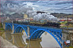 SŽ 33-037 zieht Weihnachtzug über Draubrücke Richtung Ptuj.