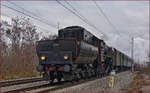 SŽ 33-037 zieht Weihnachtzug zurück nach Maribor HBF.