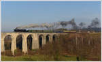 33-037 mit ihrem Weihnachtszug 15022 von Metlika nach Novo Mesto am 17.12.2016 bei der Querung des Viaduktes in Otovec.