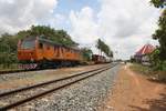 BB 1061 mit dem Samstagszug von Phnom Penh nach Sihanoukville am 18.März 2017 in der Kampot Station.