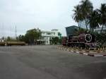 Eine Museumsdampflok am 06.01.2013 in Phnom Penh. Im Hintergrund ist die Rckseite des Bahnhofgebudes zu sehen.