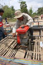 Der  Fahrdiesel  wird angelassen. Ou Dambang Station am 23.März 2017.