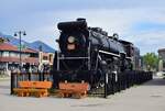 Stolz zeigt sich die Canadian National 6015 von 1923 vor den Bahnhof Jasper.