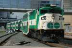 Ein Vorortzug der Go Transit fhrt aus Richtung Mississauga kommend in die Toronto Union Station ein.