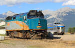 Lok 6441 wartet im Stilllager, im Hintergrund ist der Schlusswagen des 'Canadian #2' von Vancouver nach Toronto. Jasper, 4.8.2012