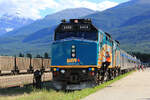 Der Lokf�hrer vom Canadian #2 von Vancouver nach Toronto steigt in Jasper ab der Lok, im Hintergrund einige Fahrg�ste, die sich in der Nachmittagssonne die Beine vertreten. Jasper, 4.8.2012