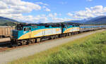 Sch�ner Zug in sch�ner Landschaft: Canadian #2 von Vancouver nach Toronto im Bahnhof Jasper, 4.8.2012