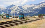 Im Bahnhof Jasper vor imposanter Bergkulisse: der Canadian #1 von Toronto nach Vancouver in der Bildmitte. Links wartet eine VIA-Lok, rechts eine von CN auf ihren n�chsten Einsatz. Jasper, 5.8.2012