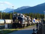 Während einige Angestellte Flaggen schwenken fährt am 05.09.2013 der Rocky Mountaineer gezogen von Lok 8013 und 8016 nach der zweitägigen Fahrt aus Vancouver in den Bahnhof Jasper ein.