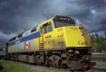 6444 vor Canadian im Bf. Jasper - aufgenommen am 23. Juni 2000