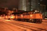 Toronto Union Station, kurz vor 22.00 Uhr. Der Canadian steht abfahrtbereit zur ber 4000 km langen Fahrt nach Vancover. Bespannt ist er mit drei F40PH  Ich frage mich warum ein Personenzug mit 11 Wagons drei so starke Maschinen hat. Die Kraft wrde ausreichen um einen endlos langen Gterzug durch das flache Land von Ontario, Manitoba und Saskatchewan zu ziehen. Die einzige Antwort ist es, dass immer nur eine Maschine luft und der Kraftstoff aller Maschinen biss zur Westkste reicht. Toronto, 25.01.2009